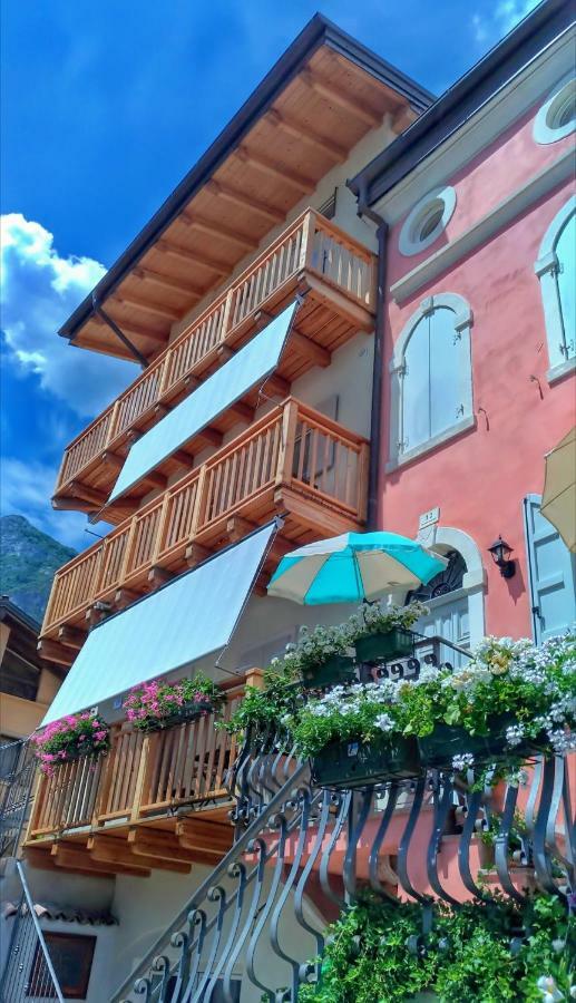 Antica Casa Alboletta - Appartamento Frida Kahlo Riva del Garda Luaran gambar
