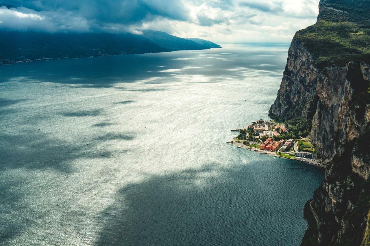 Antica Casa Alboletta - Appartamento Frida Kahlo Riva del Garda Luaran gambar