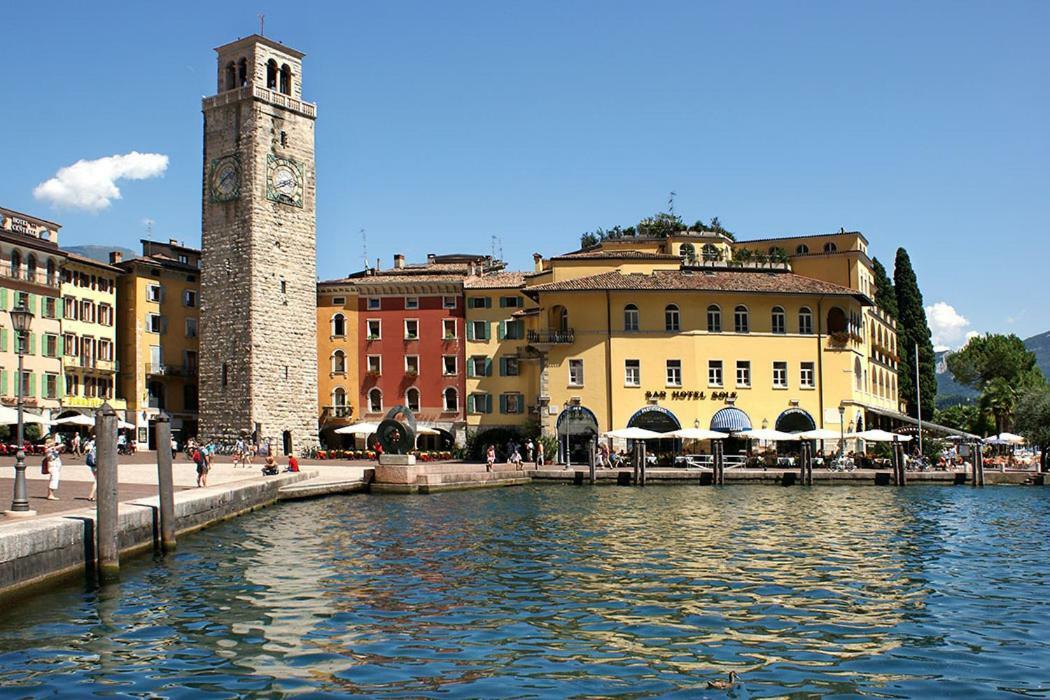Antica Casa Alboletta - Appartamento Frida Kahlo Riva del Garda Luaran gambar